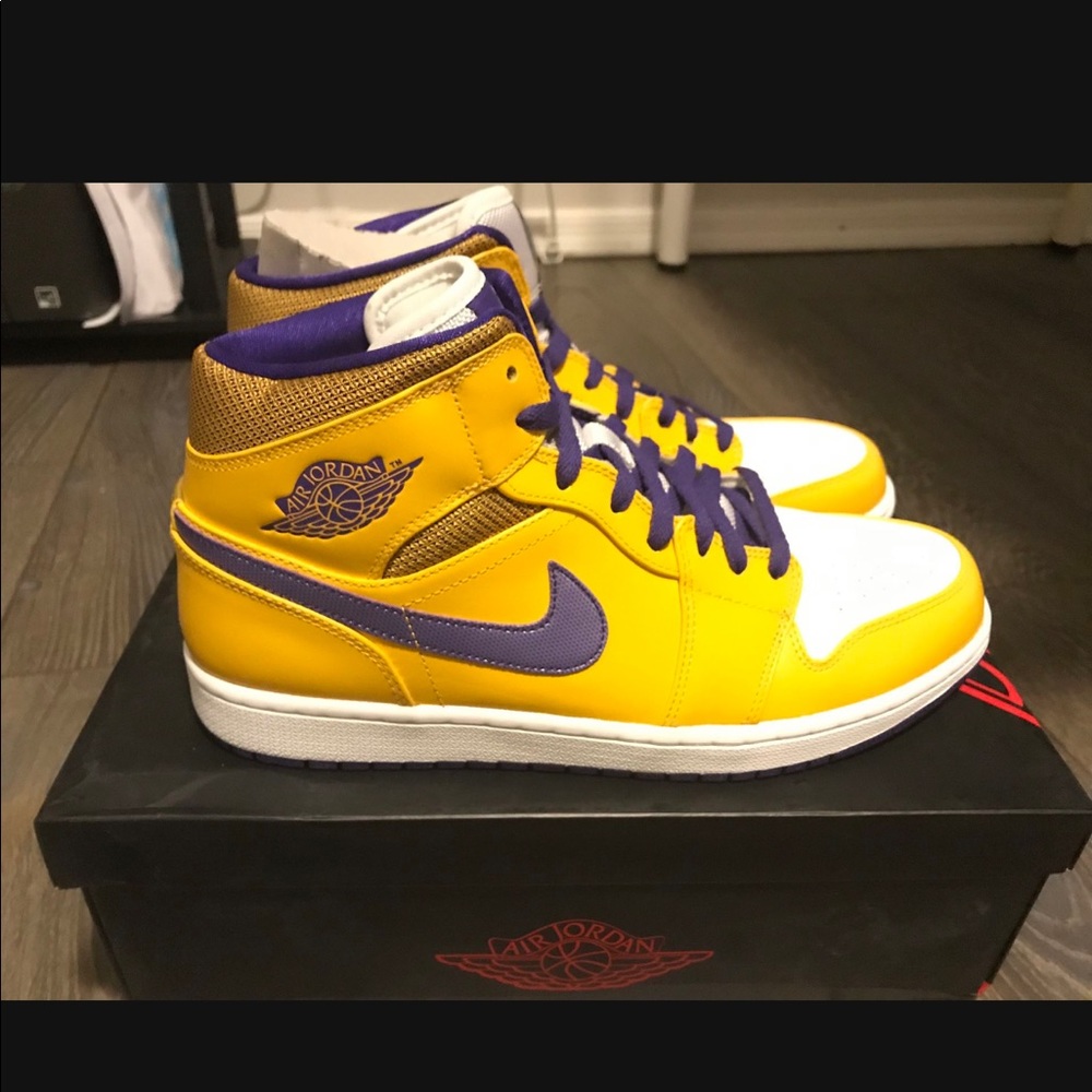 Air Jordan 1 Mid Lakers